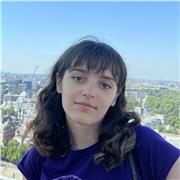 Hola, me llamo Llum, tengo 19 años y estudio filosofía para poder en un futuro dedicarme a la docencia, donde espero crear en mis futuros alumnos pasión por la curiosidad y capacidad de razonamiento. Soy una persona abierta y extrovertida, y sobre todo, c